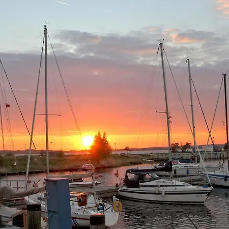 strandnah mit Balkon, gratis Nutzung vom AHOI Erlebnisbad und Sauna in Sellin - Strandhaus Mönchgut FeWo21 *